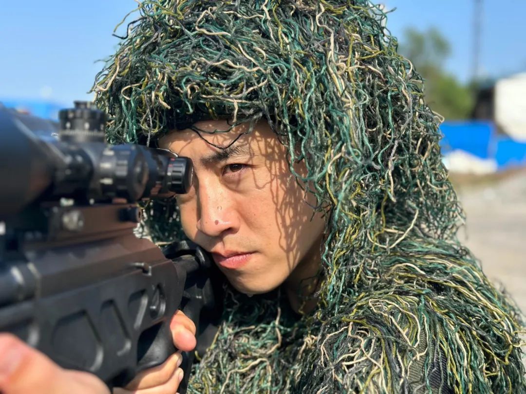 高温下他们仍在坚守训练,高温炙烤他们全副武装轮班坚守