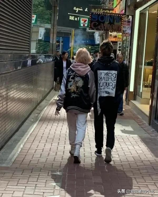 “小龙女”生活拮据,兑换港币还讲价,为省钱和妻子同抽一根香烟