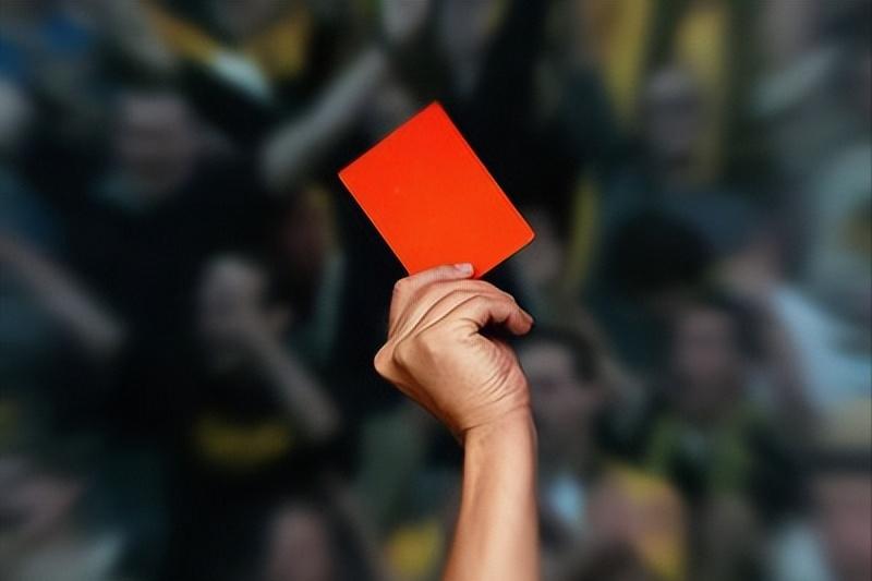 殴打球迷、收买对方球员、26年0进球，他为何敢自称巴西球王？