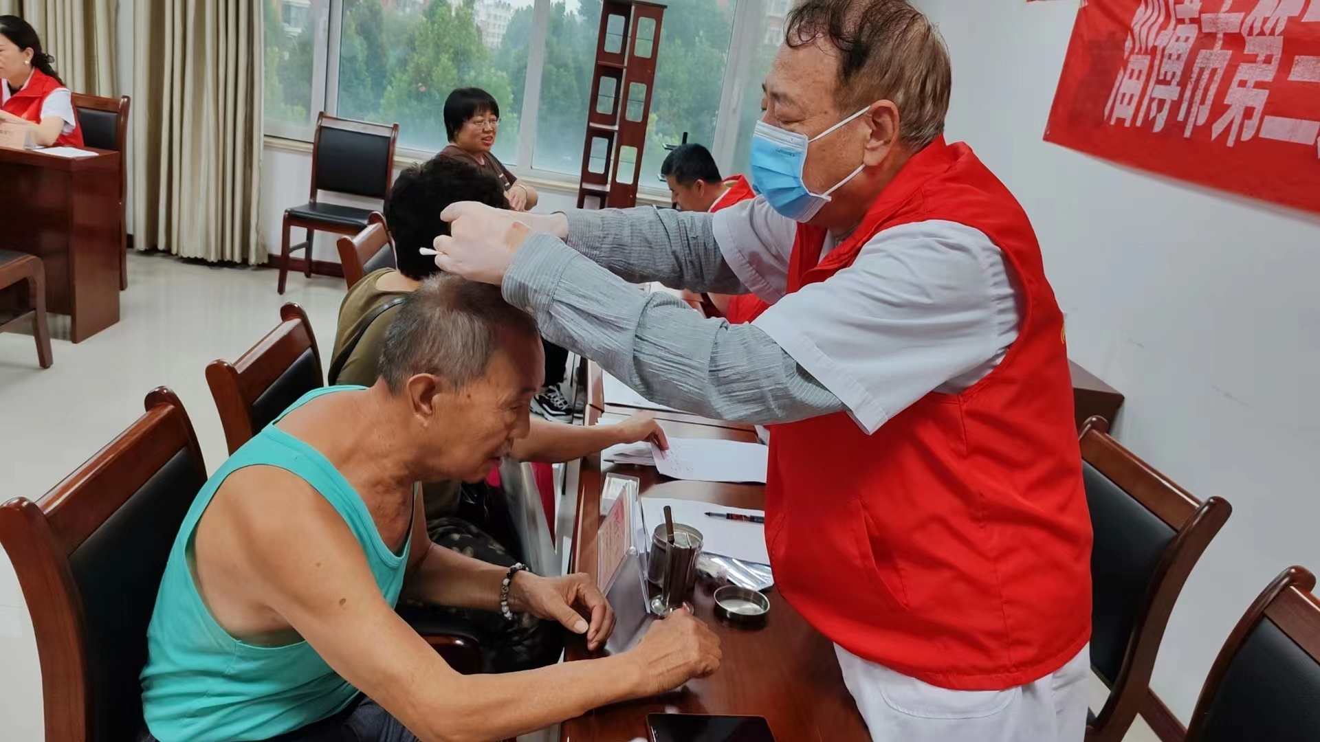 市三院联合宏仁堂“服务百姓健康行动”走进周村公共资源交易中心