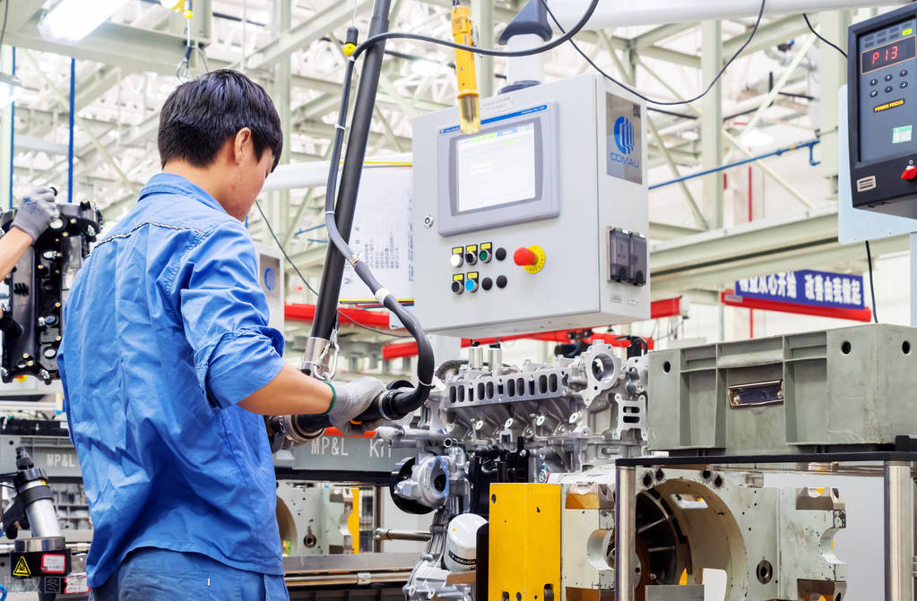 郭云平讲现代年轻人不进工厂上班,央视网评年轻人为什么不愿进工厂