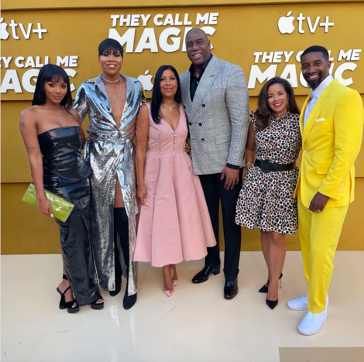 魔术师约翰逊与儿子照片,约翰逊魔术师儿子露腿