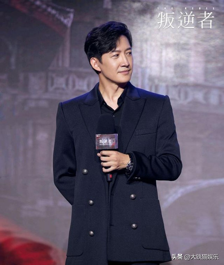 穿黑衣服的帅哥明星,10大穿白衬衫最好看的男明星