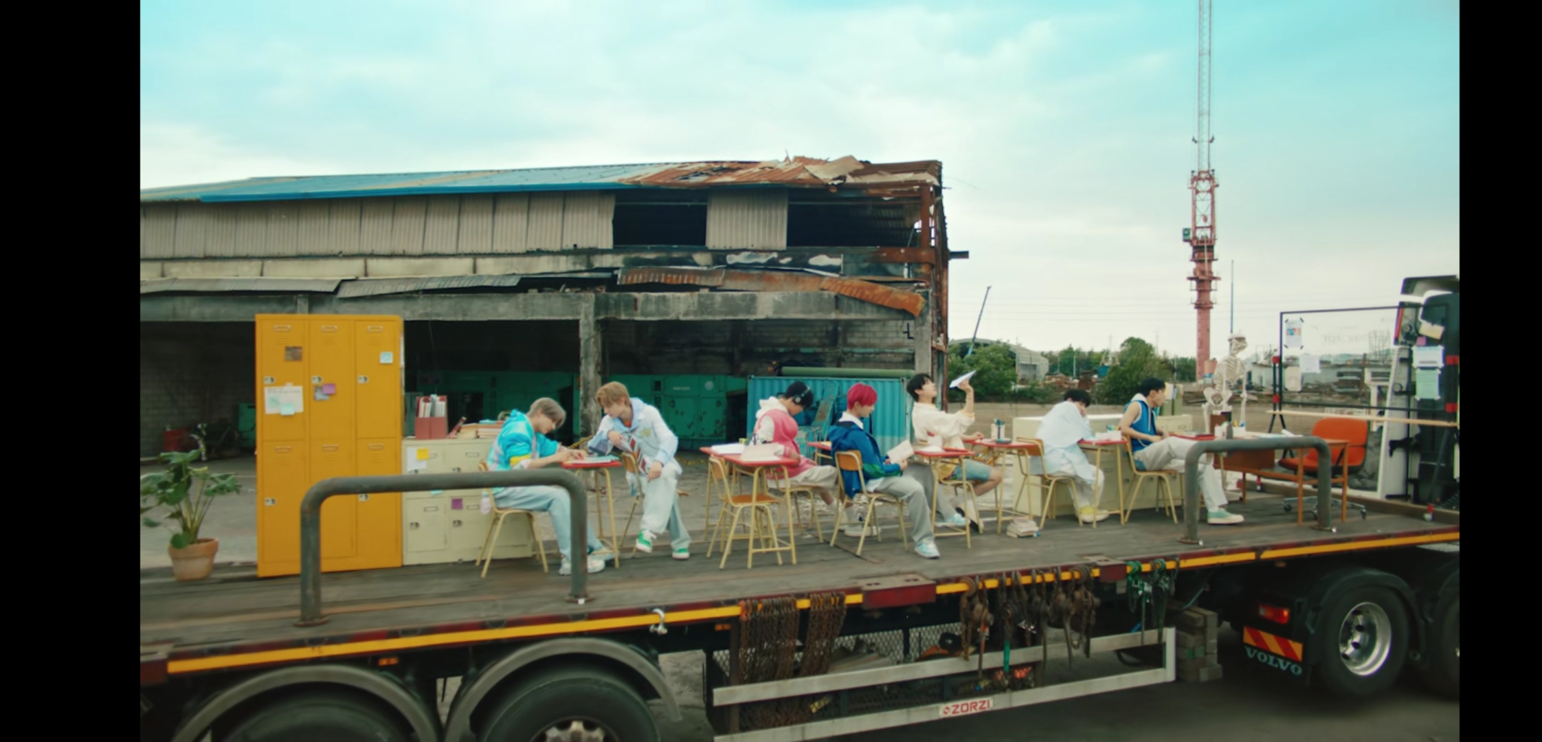 没出道就翻车？HYBE每个女团都不成，这魔咒是永远无法解除了？