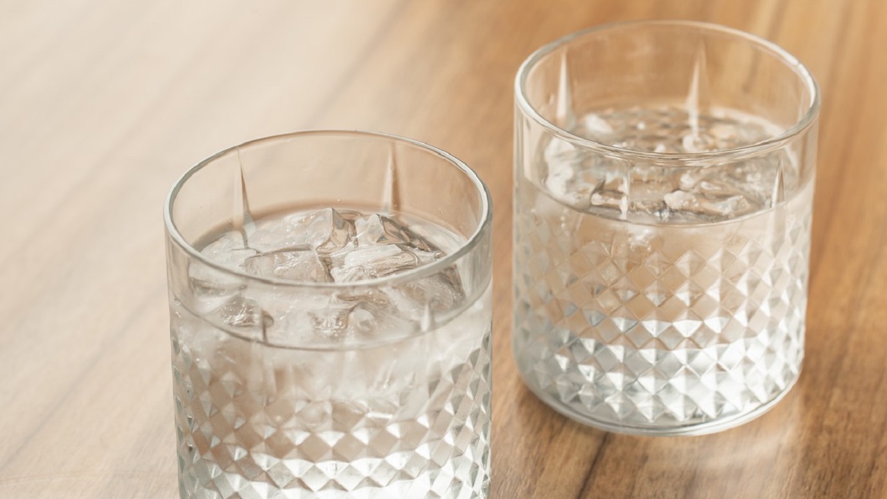 起床喝一大杯水对身体好不好,喝白开水喝多少会加重肾脏负担