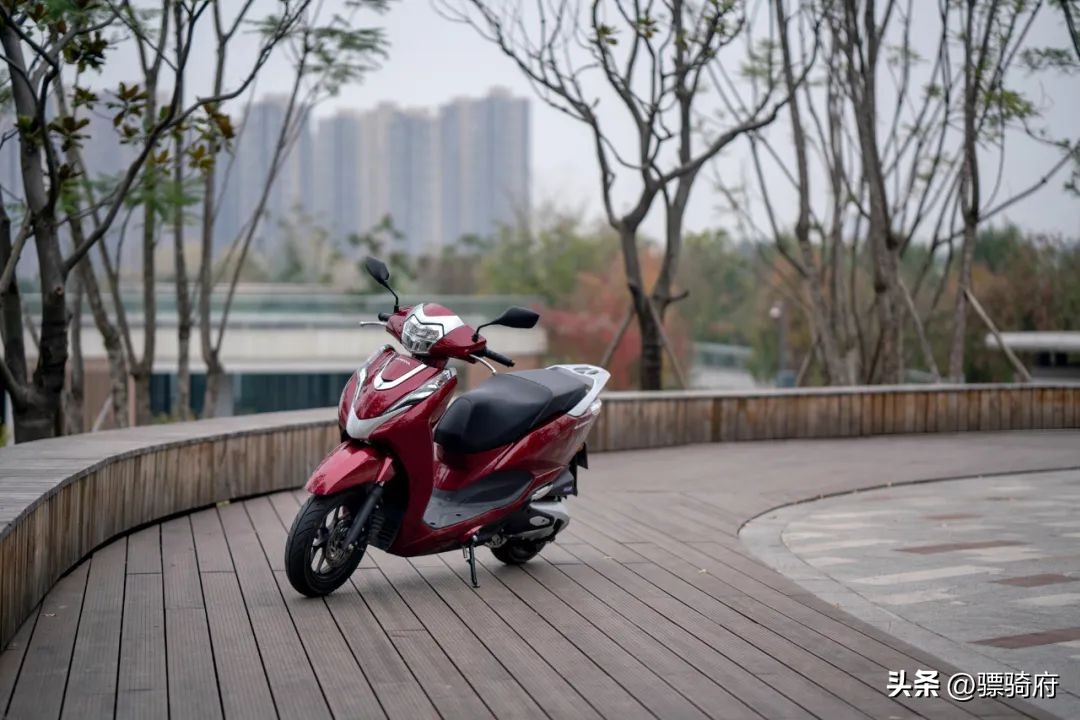 2022款本田lead125对比2018款,2023本田lead125和裂行125对比