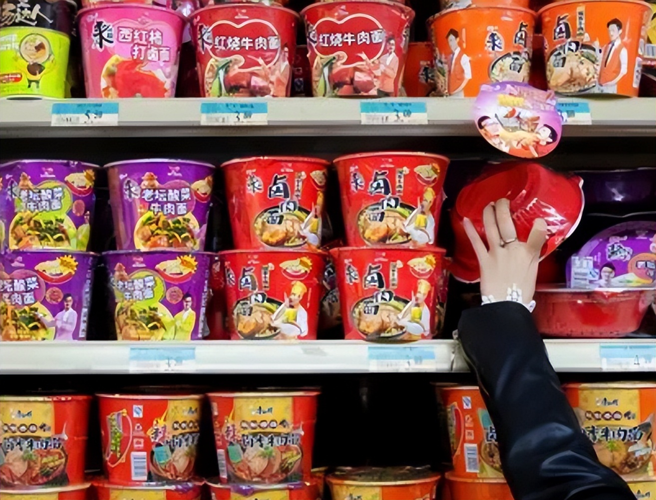 出国乘坐飞机可以带方便面吗,出国方便面可以随身携带吗