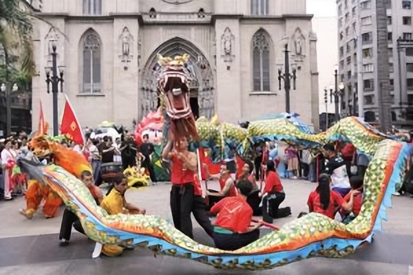 该国中国人少，却是六大民族，国父是一名地道的中国人