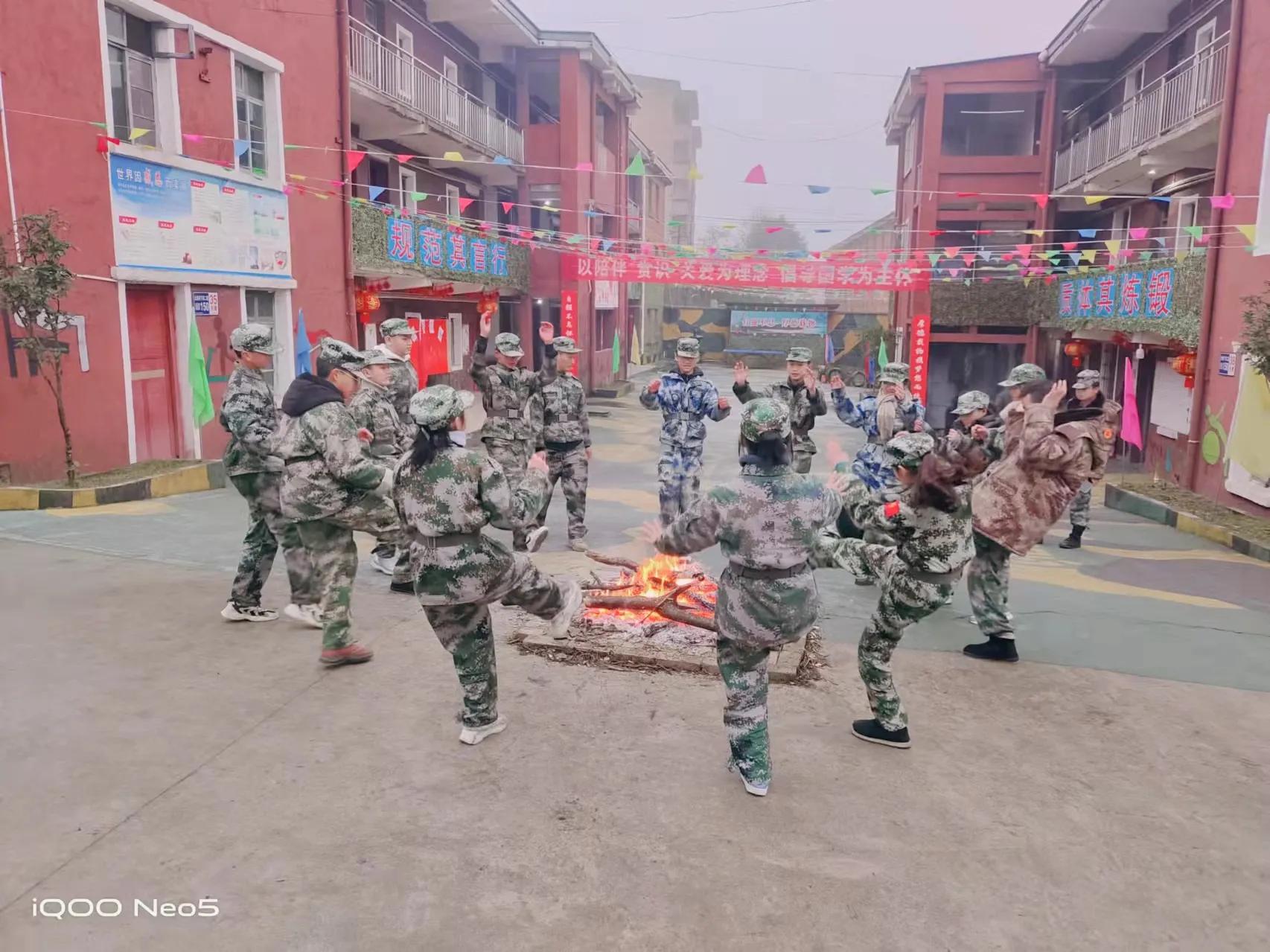 《贵州厚德心理咨询部》–––专业从事7-17周岁的叛逆孩子