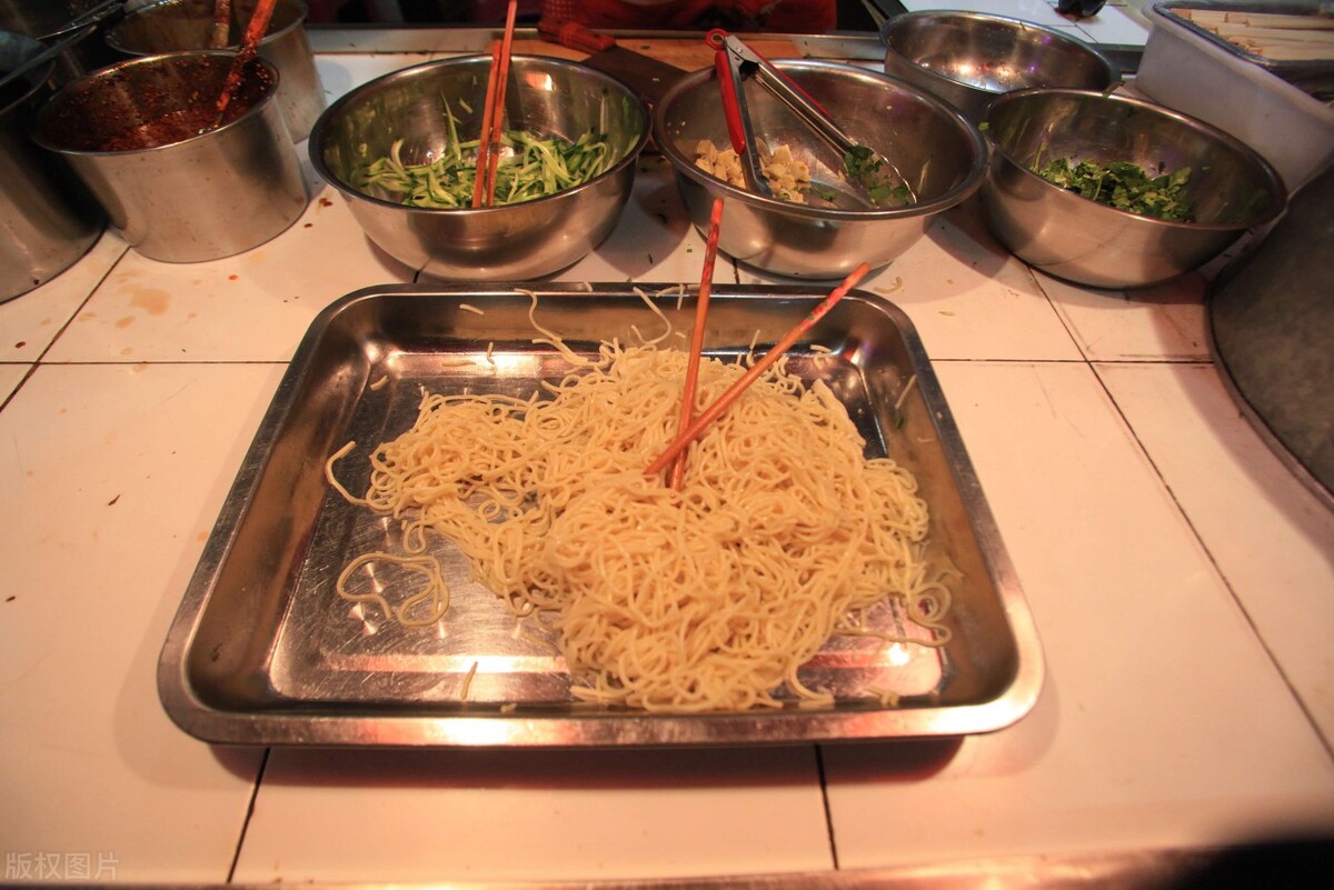 摆摊创业卖凉皮,创业卖凉皮摆摊