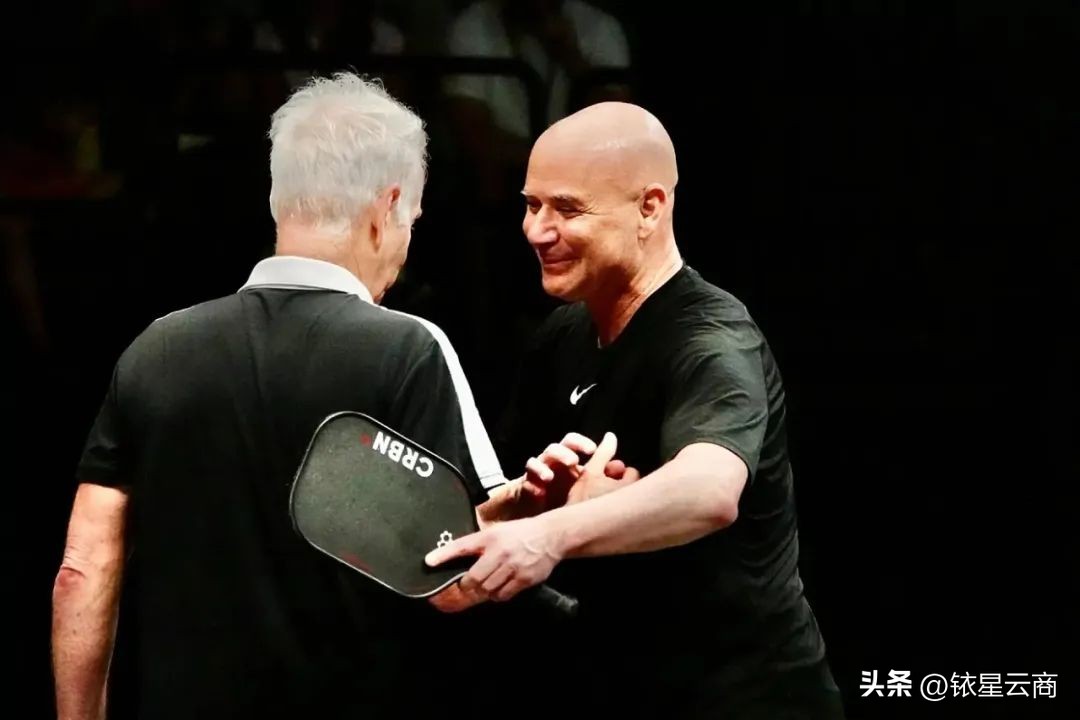 在新潮的商场里挖呀挖呀挖，小小的“匹克球”，掌握流量密码