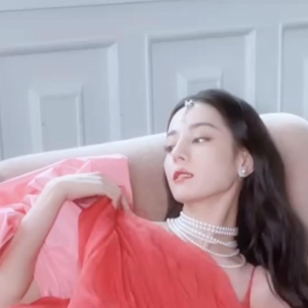 明星红毯衣服脏了需要赔钱吗,明星礼服弄脏为什么要赔钱