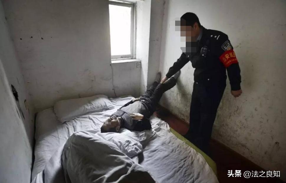 看守所聘用庸医当狱医，男子发病活活疼死，法院：严重不负责