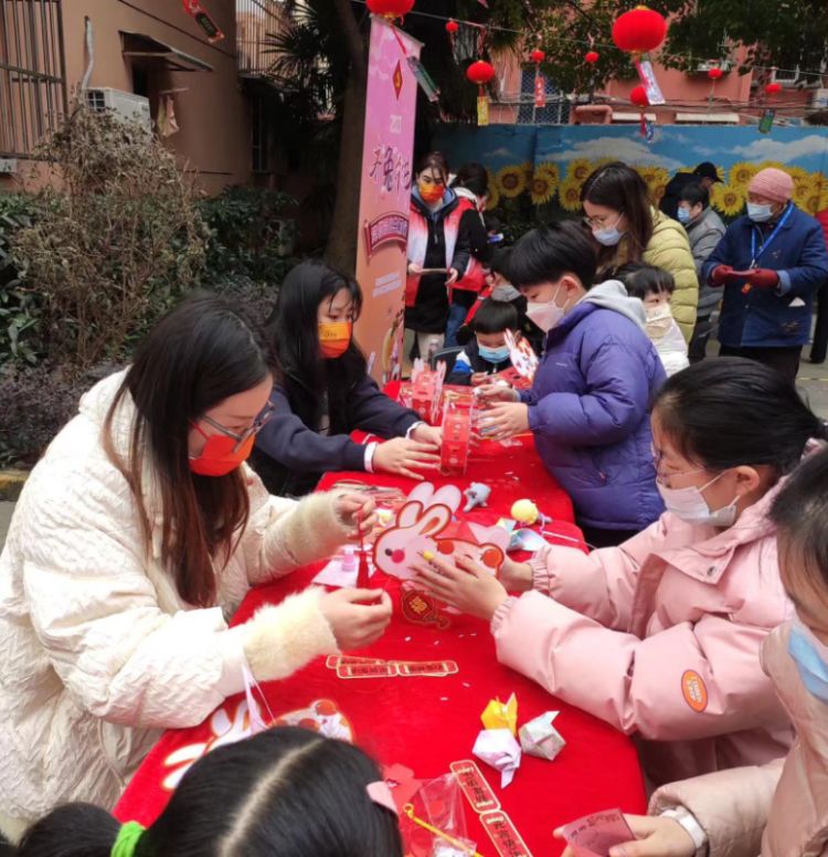 猜灯谜赢花灯趣味闹元宵,元宵节当然少不了做花灯猜灯谜