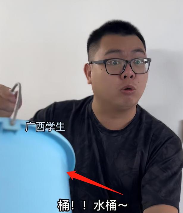 南方学生到北方上学，室友看着他的床疑惑不解：入秋了还铺凉席？