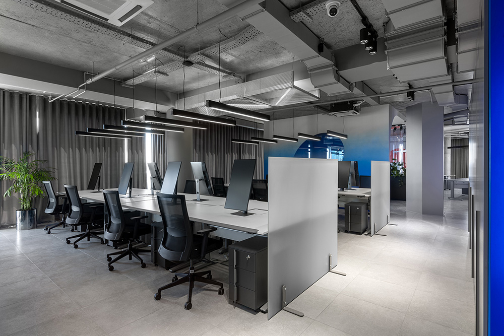 红蓝渐变手机游戏开发公司基辅办公设计欣赏