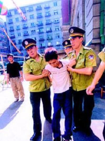 东北“教父”刘涌：与警察枪战，抽刘德华耳光，被捕时吞药自杀