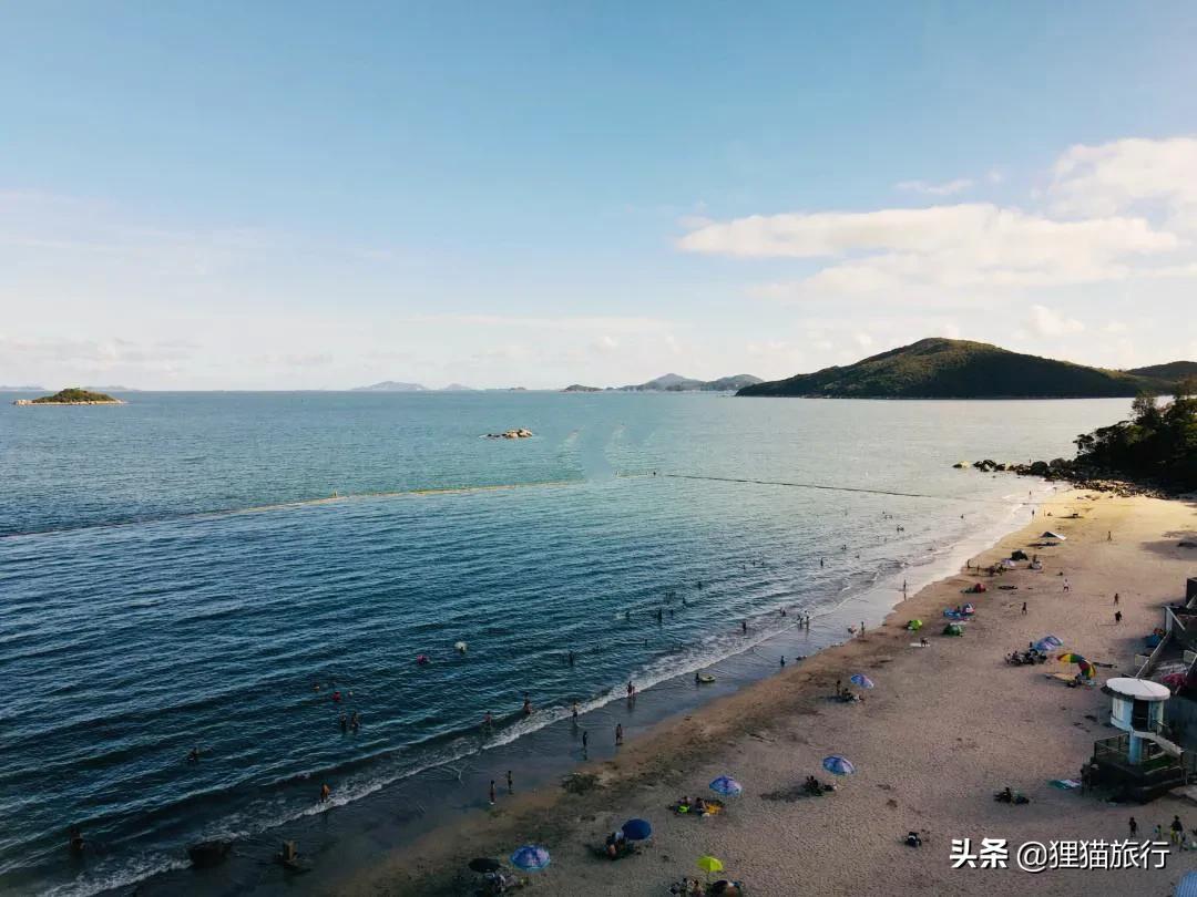 香港最大岛屿大屿山属于离岛区和荃湾区,有长沙海滩和水上棚屋