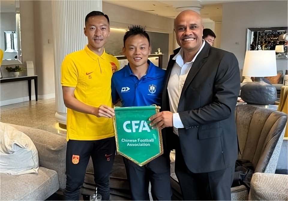 远走新西兰！李铁爱将晒中国护照驳移民传闻，承诺即将回国