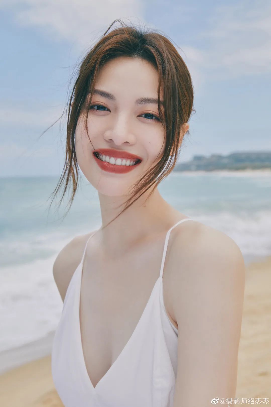 杂志封面最近流行高糊风？！网友吐槽：认不出！拍了个寂寞似的…