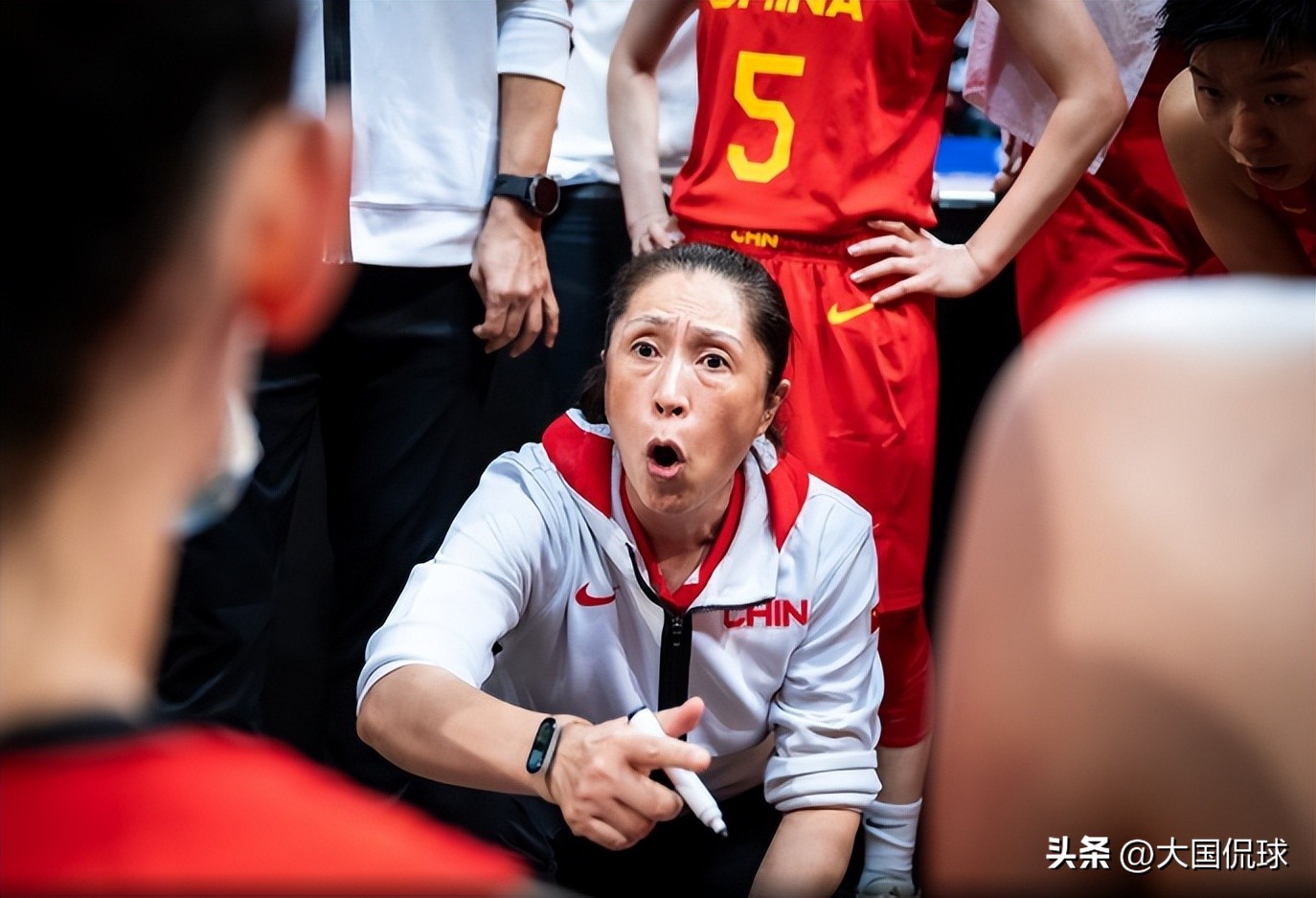 武桐桐受伤后郑薇指导的反应,郑微卸任内蒙古主教练