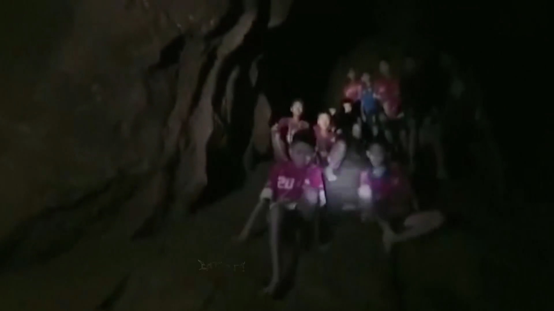 泰国18人球员困在洞穴事件全过程,泰国洞穴救援教练去世