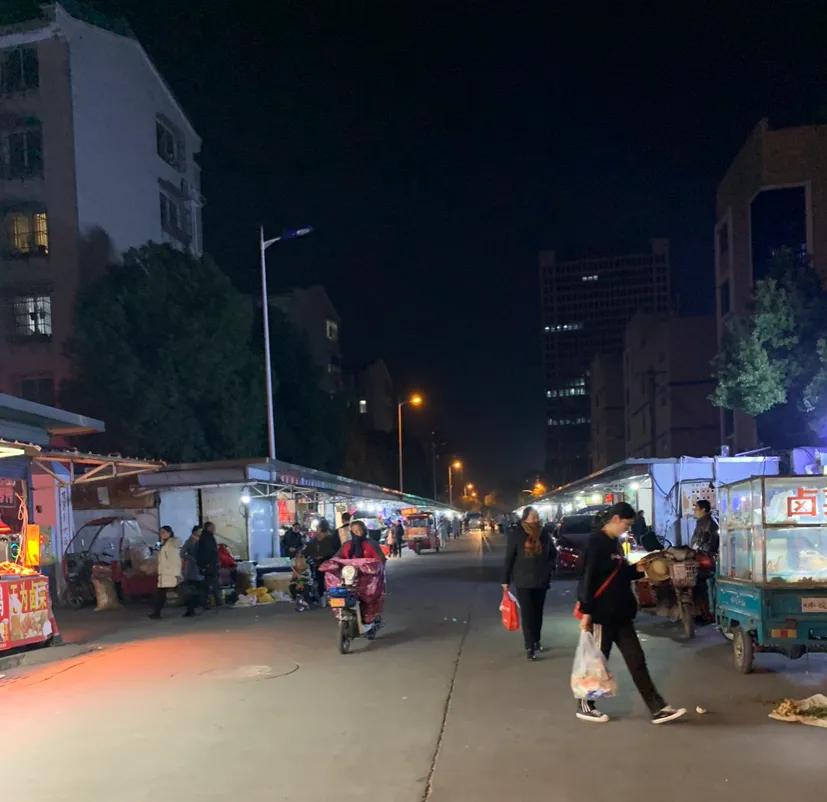 在夜市卖2元小东西利润怎么样,摆小摊卖什么比较靠谱