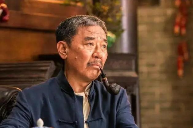 国内赚钱国外花、玩弄感情只生娃...这4位老狐狸的尾巴藏不住了？