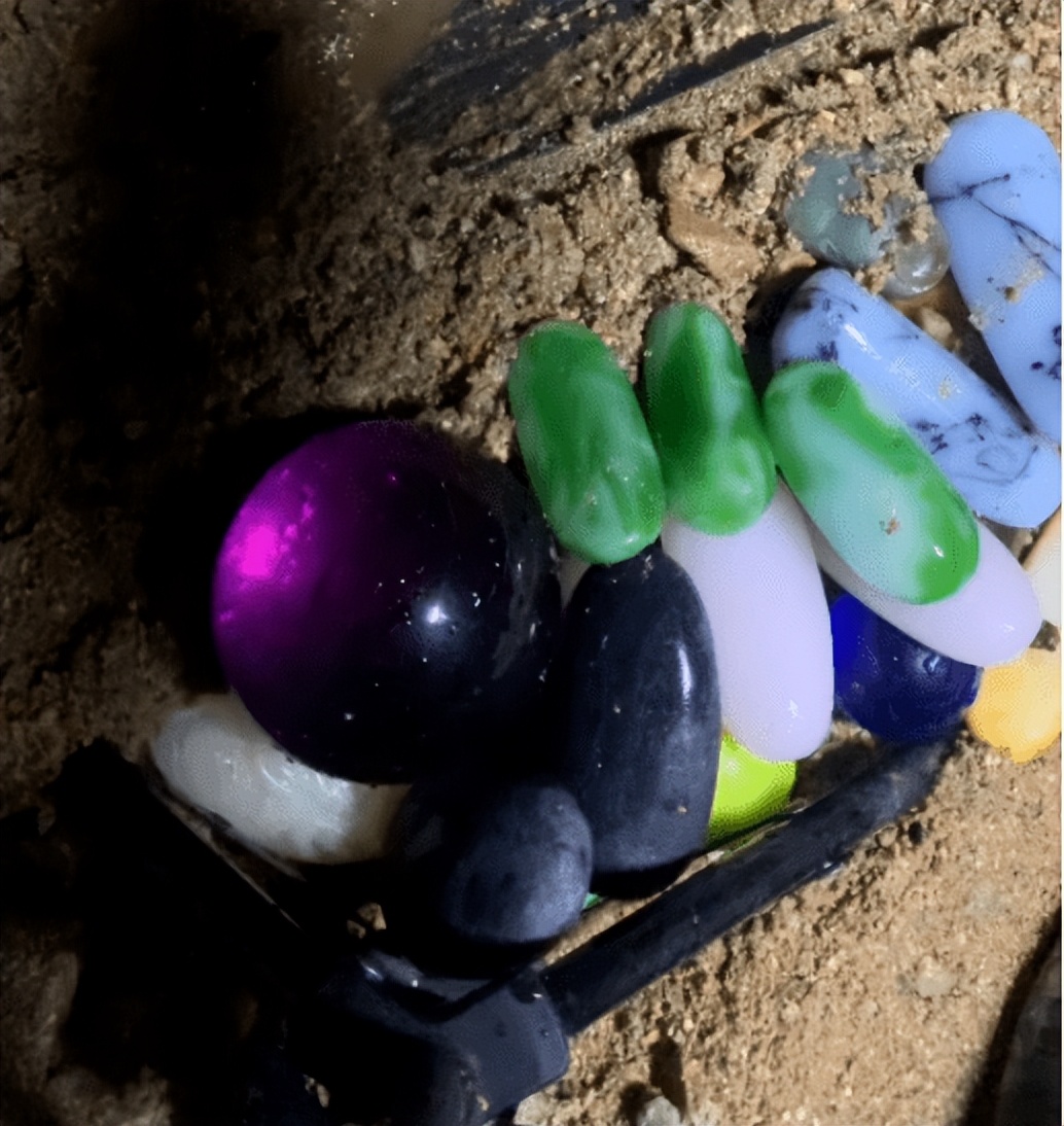 铁锹挖和田玉直播户外,铁锹铲玉石直播