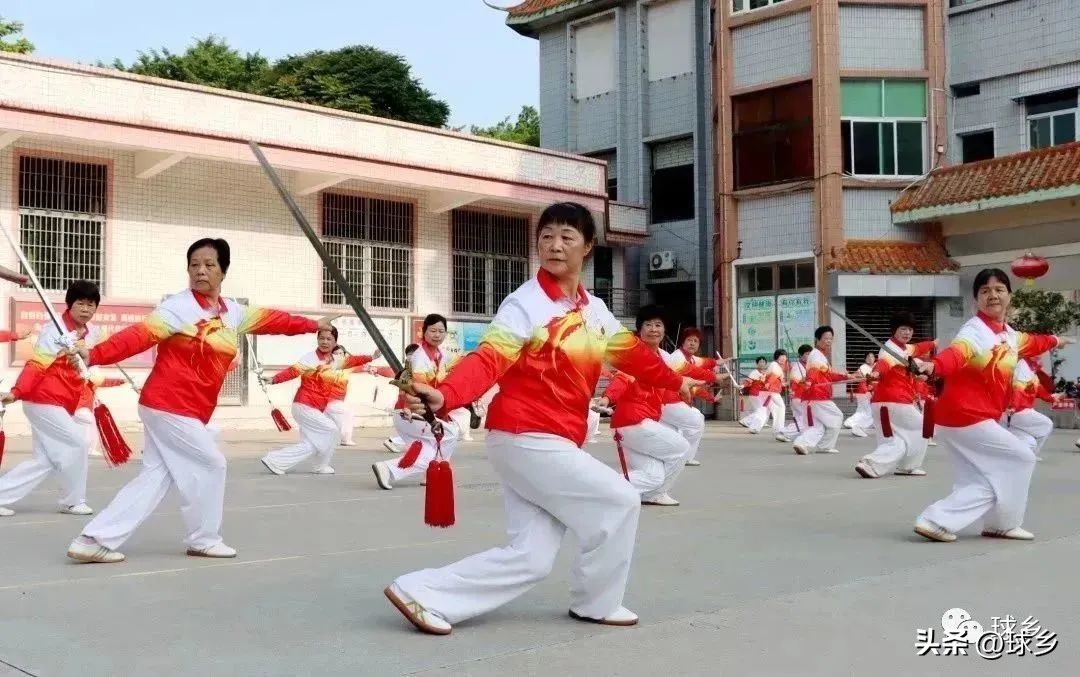 全民健身日太极进社区,健康服务进社区免费体检暖人心