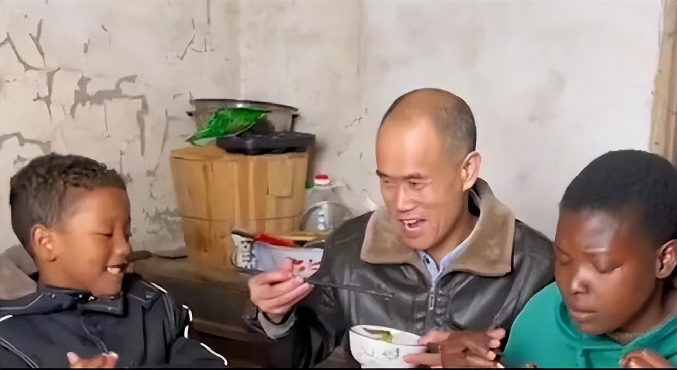 14年非洲女孩网恋光棍远嫁浙江，今靠做菜圈粉千万，丈夫说捡到宝