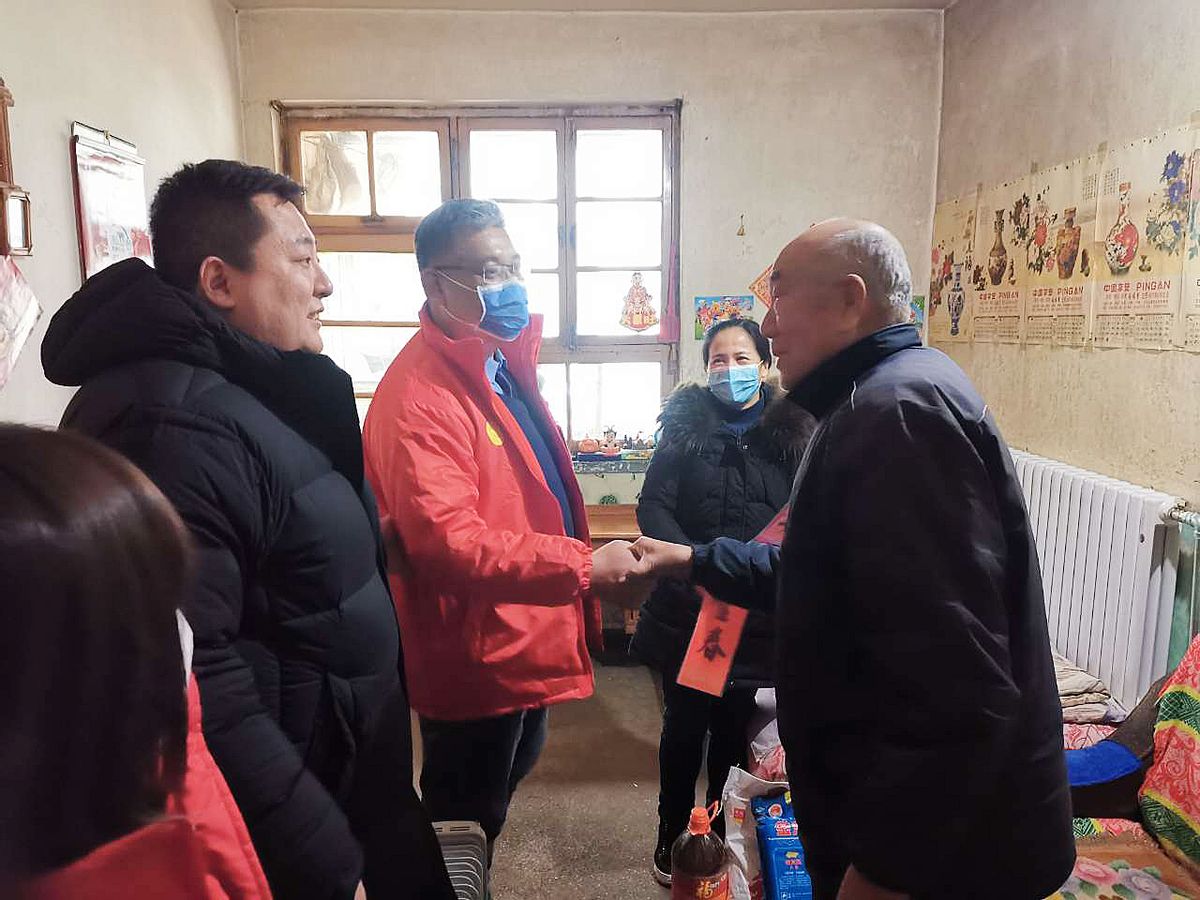 社区爱心传递慰问活动,暖冬爱心进社区慈善义卖送温暖