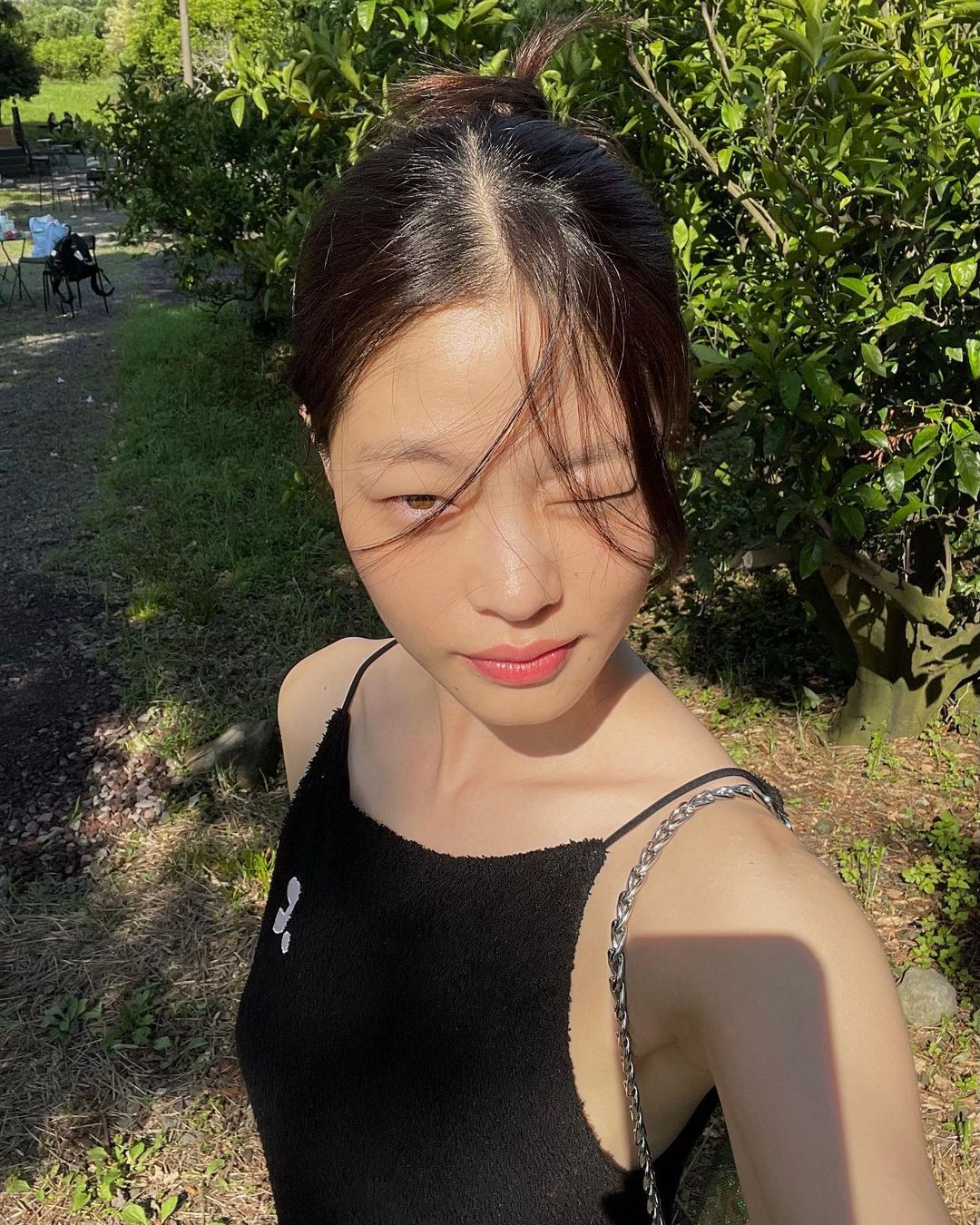 把头发都弄乱了,把头发稍微弄卷一点