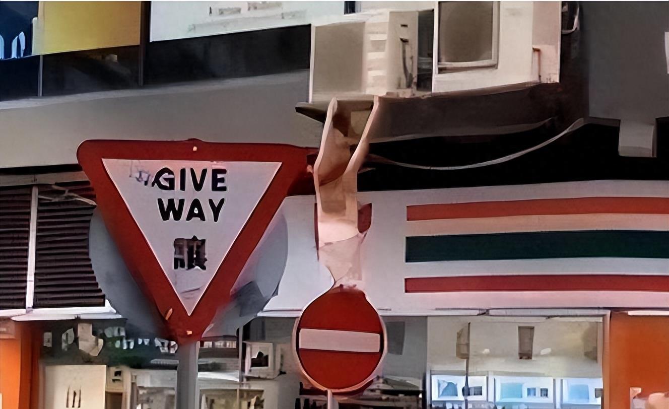 女子偷情在家中被发现半裸，他跳窗逃走，很多男士伸出了援助之手