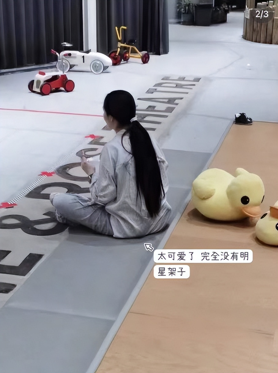 向佐和郭碧婷一家四口合影,向佐郭碧婷夫妇分享儿子周岁宴