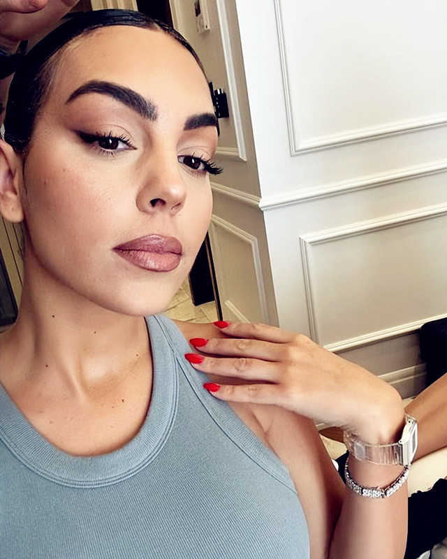 乔治娜戴头巾,乔治娜在沙特要戴头巾吗