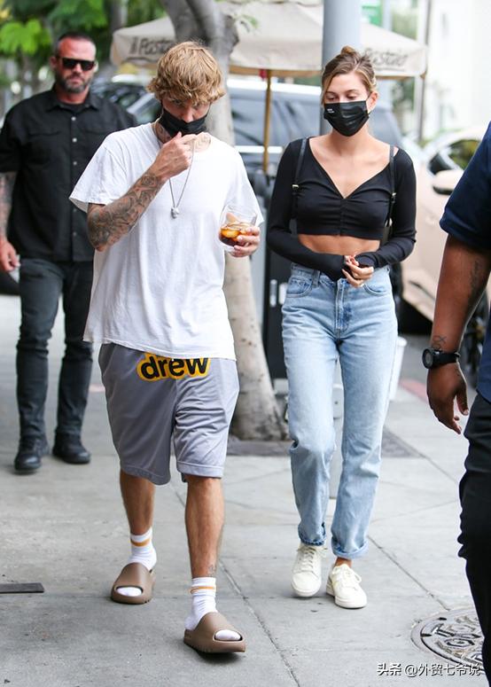 拖鞋和袜子一起穿着,拖鞋和袜子的颜色