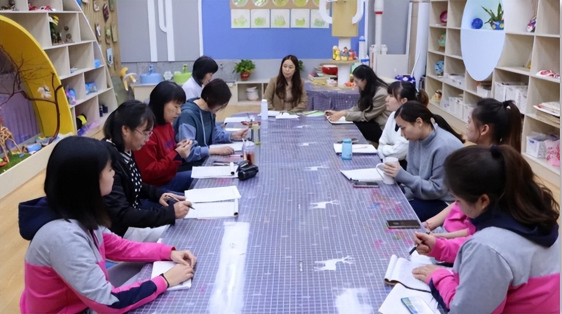 齐研园本课程共享教育智慧——潼川一幼开展“幼儿快乐足球”园本课程研修暨第十二届教学节活动