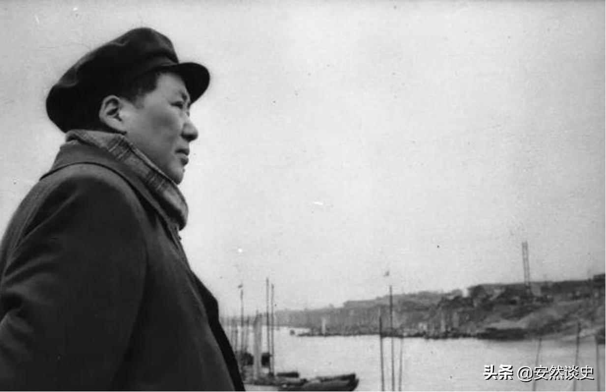 76年毛主席没参加周总理追悼会，*国锋华**含泪解释：老人家身不由己