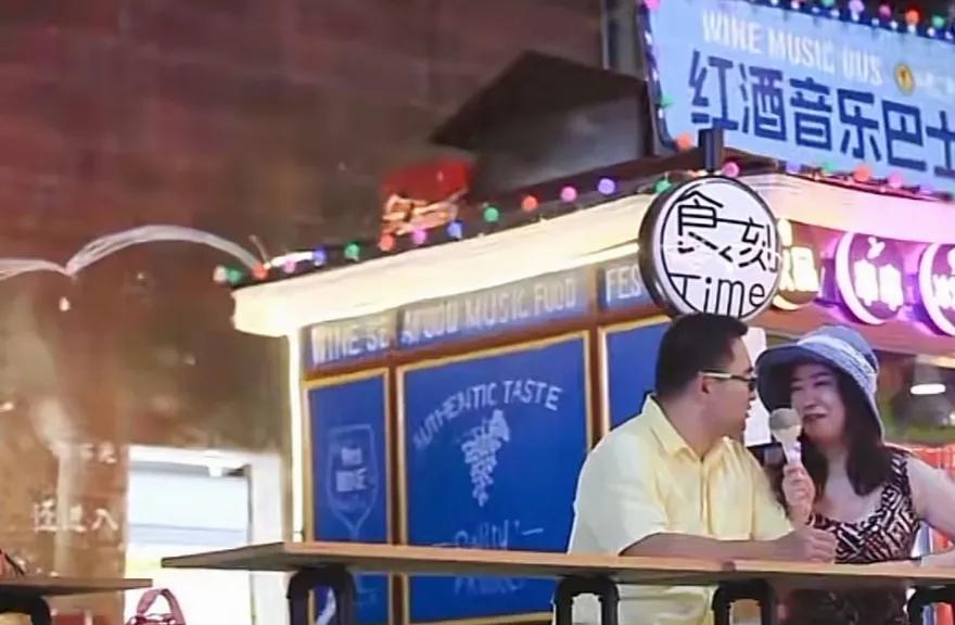 知名美食博主扣扣的婚姻故事：幼稚丈夫变形记