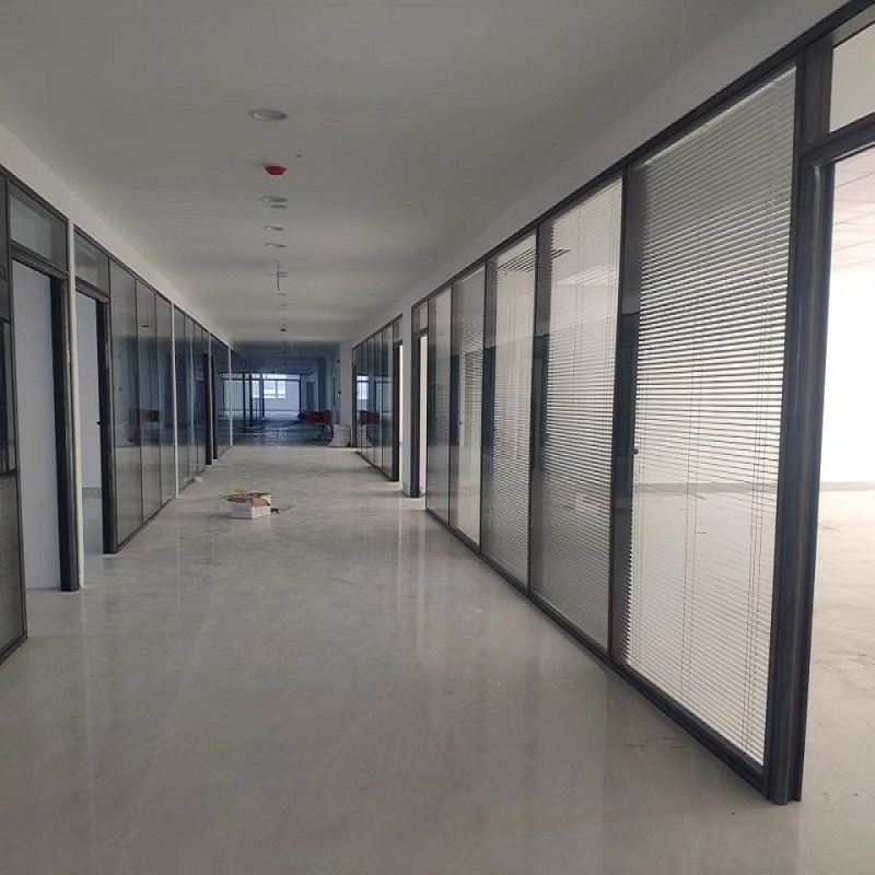 做办公室玻璃隔断一年能挣多少钱,玻璃隔断办公室装修效果现场实拍
