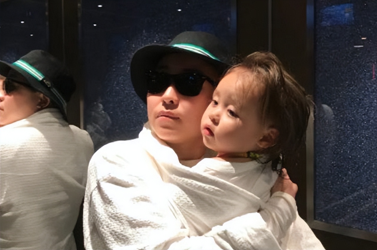 4年前，那个花50万买精子生五国混血的吉林妈妈，如今生活怎样了