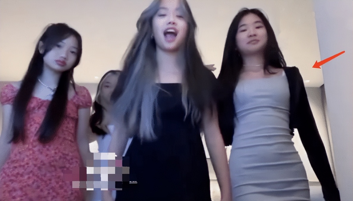 曹格晒旧图为女儿庆生,曹格女儿露脐装图片