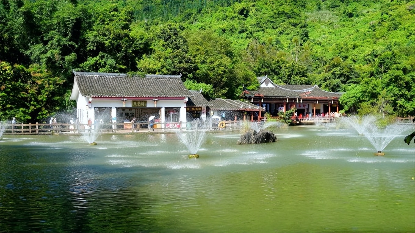 黄果树瀑布漫天扑面而来的水雾,黄果树瀑布4天旅游攻略