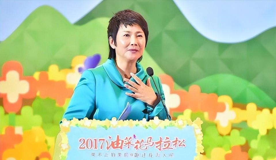 央视女主持人宁辛,主持人宁辛及丈夫近况