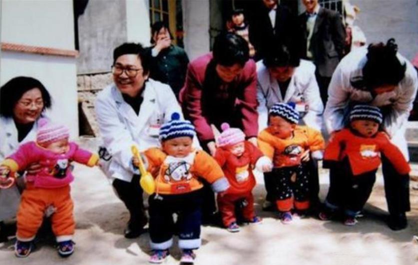 中国首例五胞胎，现年满22岁，妈妈坦言：如果重选，我一个也不要