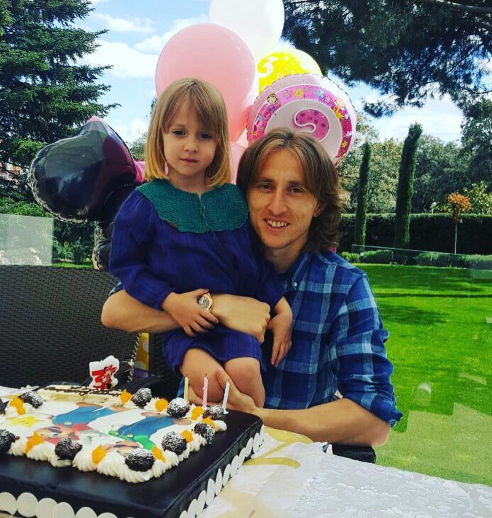 他是温暖的父亲和丈夫，莫德里奇的成功离不开大三岁的妻子