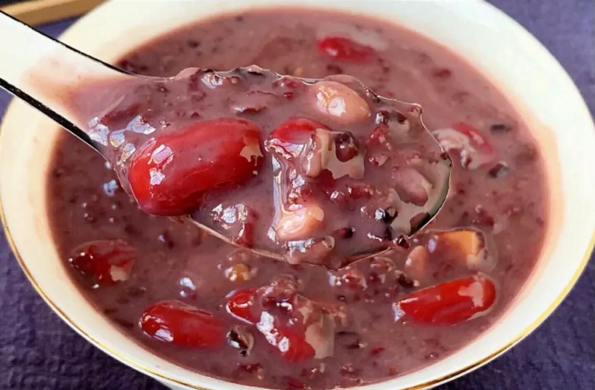 每天给孩子熬的杂粮粥,儿童七日杂粮粥营养搭配不重样