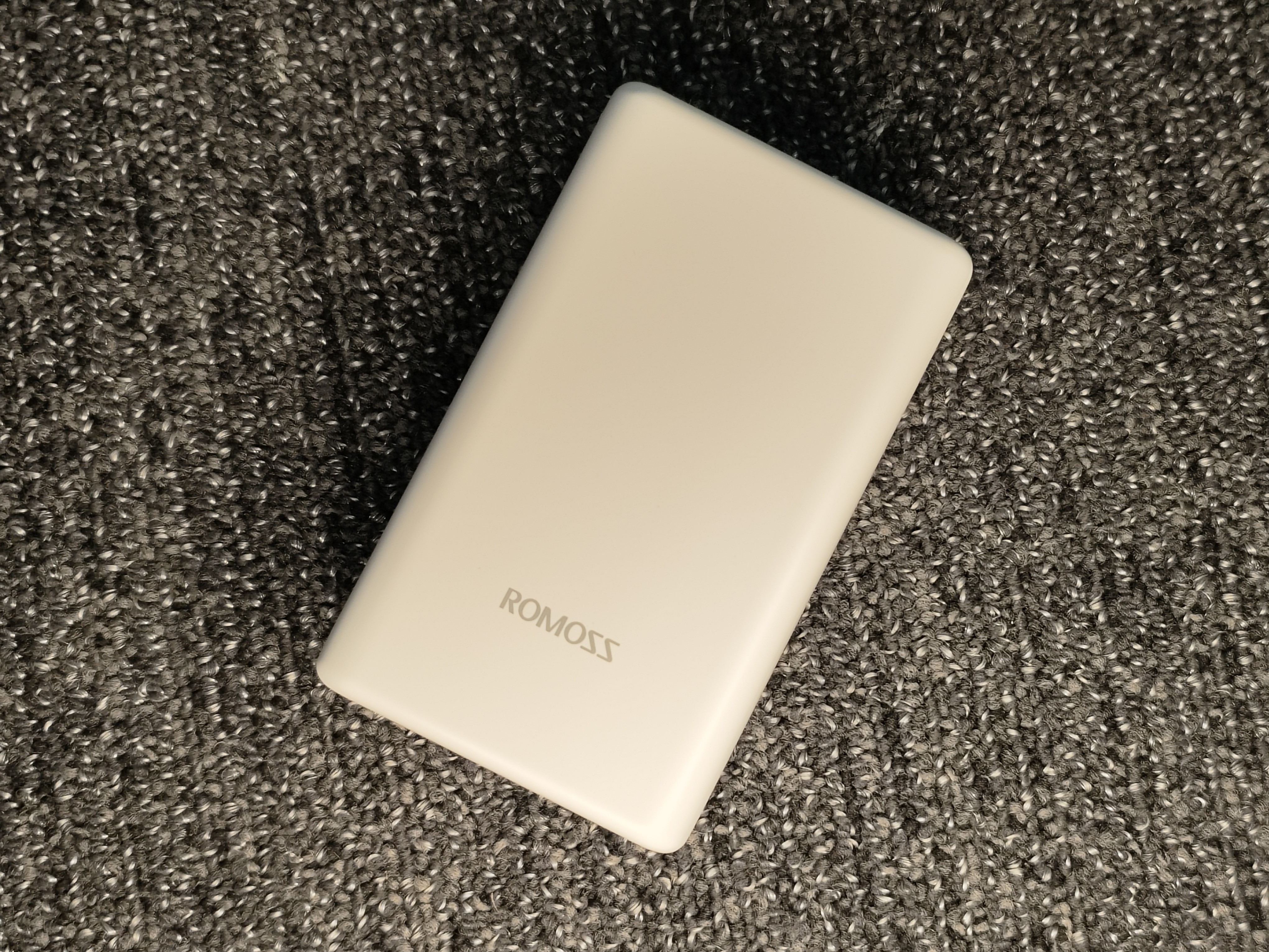 充电宝选10.5的还是18w,能充满20多部手机的充电宝该咋选