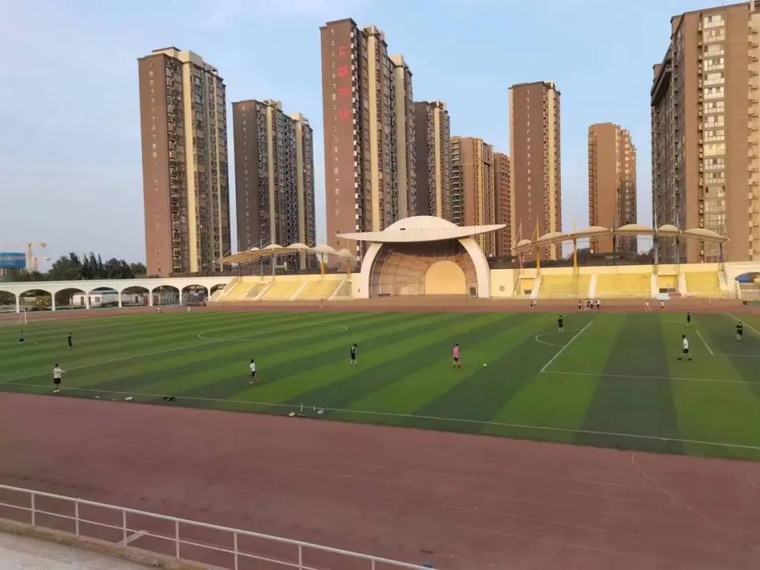 高校足球氛围解密,郑州西亚斯学院高中学习氛围